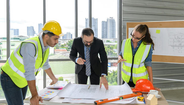 Why can a licensed contractor still be considered non-compliant?