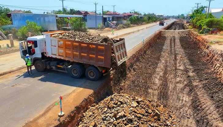 Where are dump trucks most commonly seen?