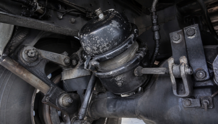 What happens to the spring brakes if a semi-truck completely loses air pressure?