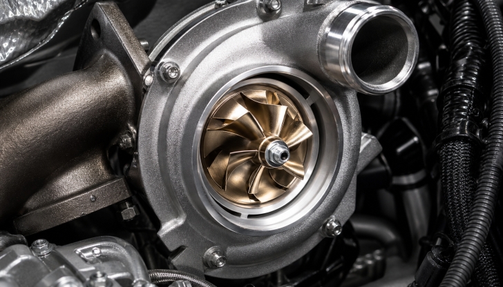 What is the main cause of the delay known as 'turbo lag' in a diesel rig?