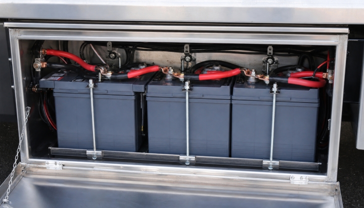 How are heavy-duty Group 31 starter batteries wired in a commercial semi-truck?