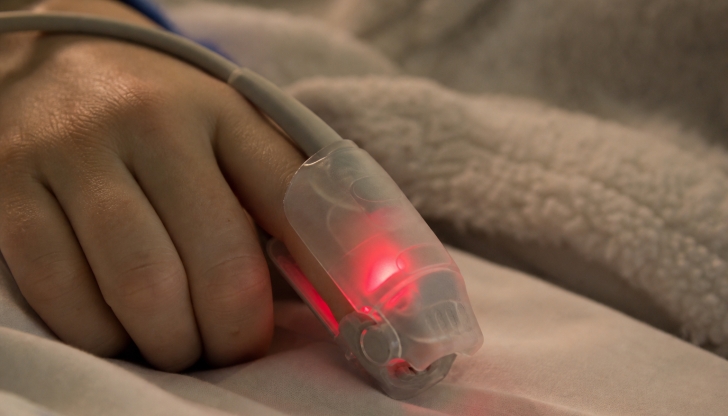 What electronic plastic clip clamps onto your fingertip to measure oxygen saturation using red light beams?