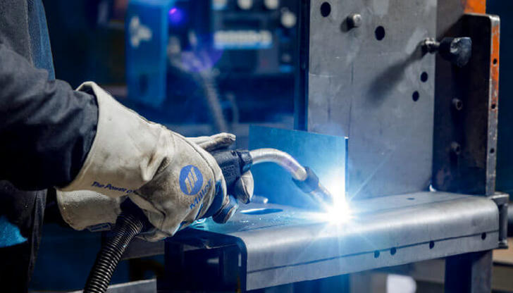 Which welding method uses a wire that feeds automatically?