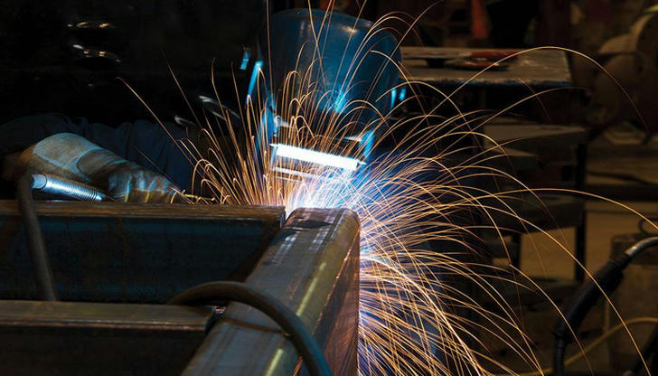 What does adjusting wire feed speed mainly affect in MIG welding?
