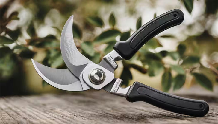 What feature improves pruning shear performance?