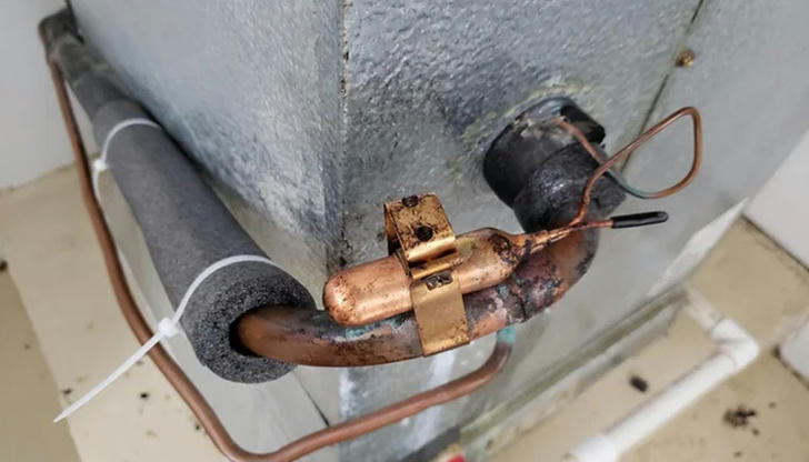 Which part connects indoor and outdoor HVAC units by carrying refrigerant?