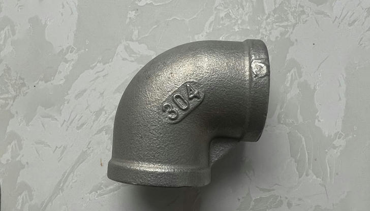 Which fitting changes the direction of a pipe by 90°?