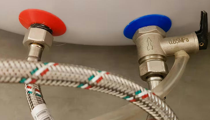 What does the blue label on this pipe indicate?