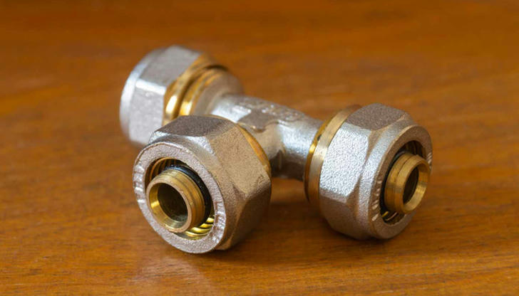 Which fitting would you use to split a single pipe into two directions?