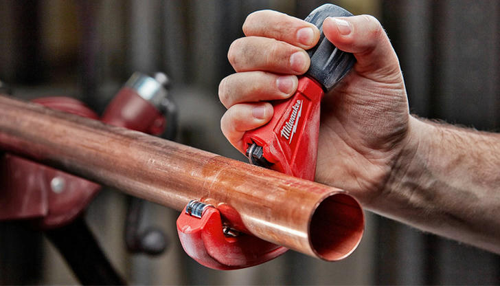 Which tool is better for cutting copper pipes?