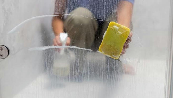 Which glass-cleaning method leaves water spots most easily?