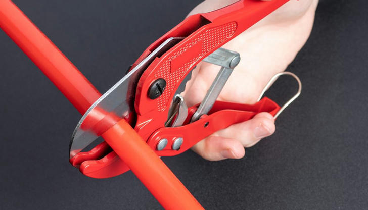 When cutting PEX pipe, which tool ensures a clean cut?