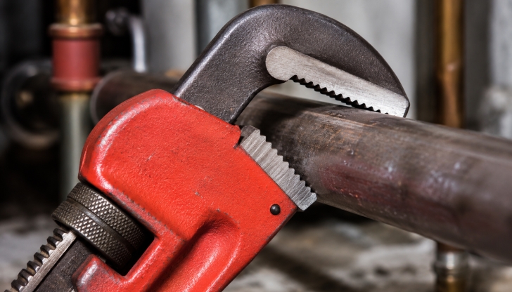 What is the primary purpose of a pipe wrench?