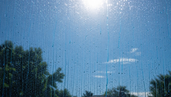 Why do professional window washers advise against washing windows on a bright, sunny afternoon?