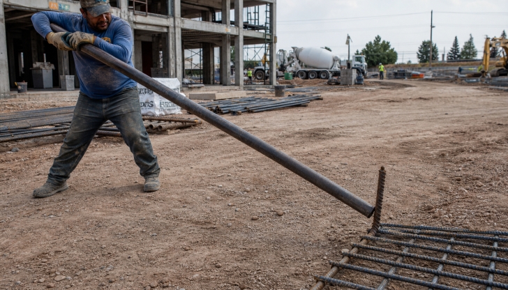 What heavy-duty, long hollow steel pipe tool has small notched claws at the tip to bend steel reinforcing rebar rods on site?