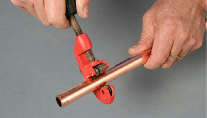 Which tool is used to cut copper pipes cleanly and precisely?