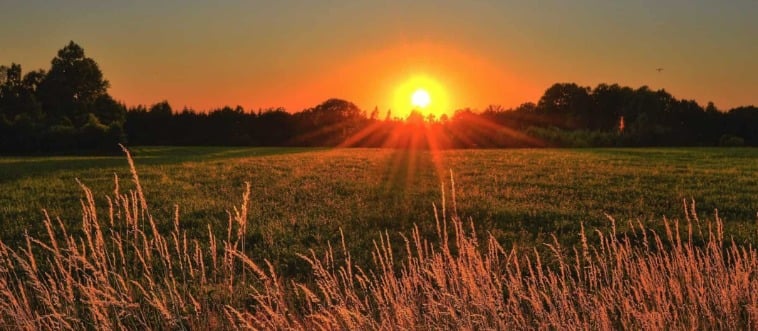 In which direction does the sun rise?